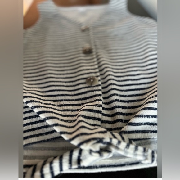 2 Old Navy sleeveless shirts. Both size Medium. Buttons with tie. EUC. - Picture 8 of 16